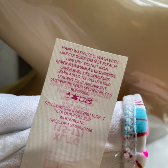 *NEW!* XL - No boundaries white, and patterned wired bikini top - Picture 11 of 12